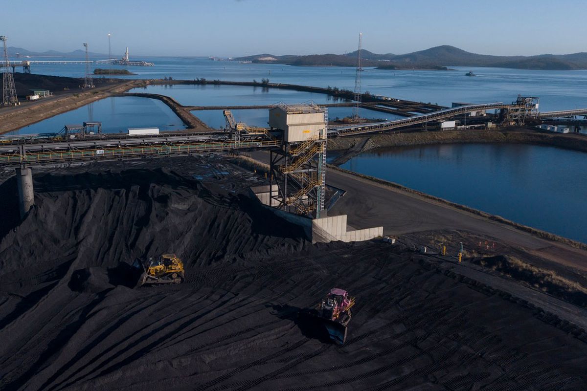 Coal stockpile and conveyor at a loading port - RB3 Steam Coal (5,500 kcal/kg)